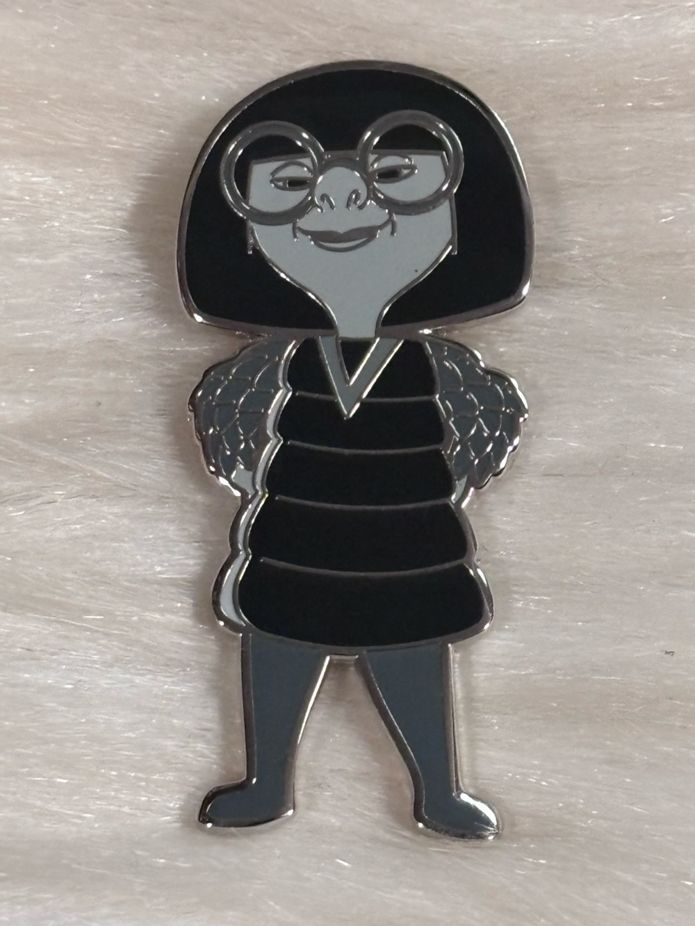 New Disney Pixar Edna Mode Pin From 100 Decades Limited Release LR Pin Set